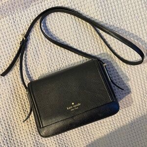 Black Kate Spade crossbody purse with gold accents 🤍